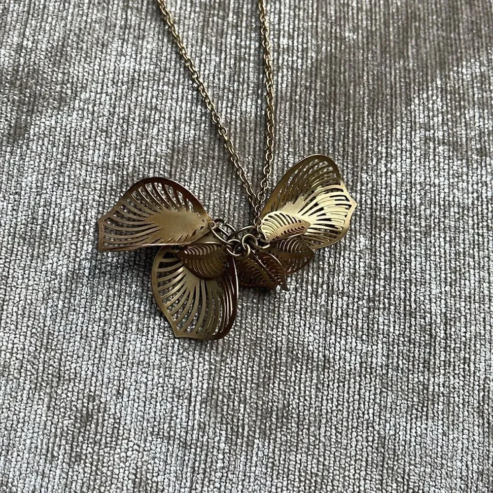 Gorgeous artistic piece. Filigree leaves.